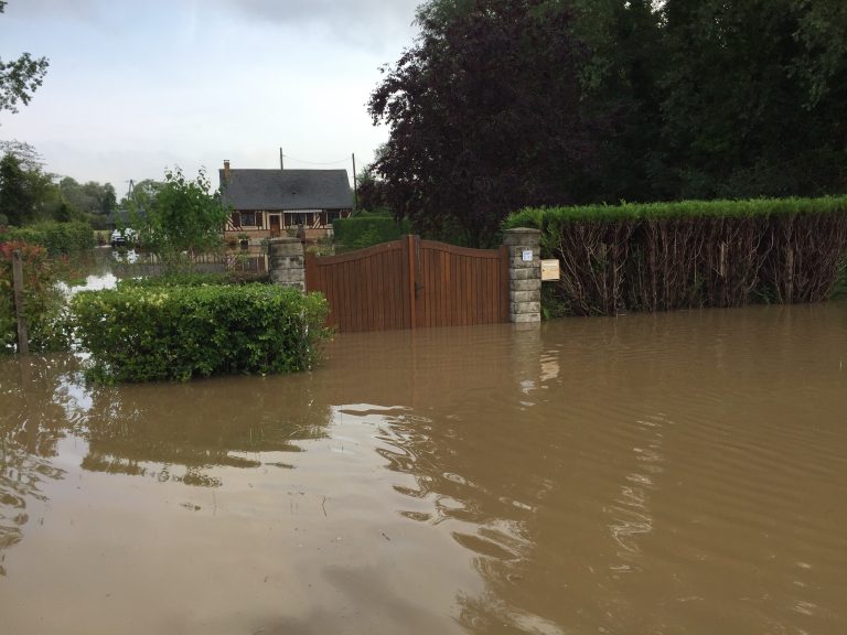 Trois personnes prises au piège par les inondations dans le quartier du Noyer à Ablon ….