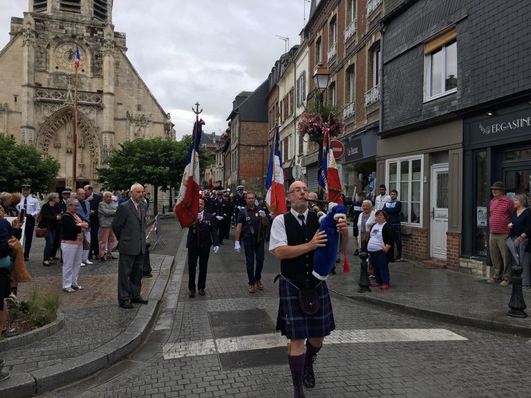 Cérémonies commémoratives du 14 Juillet sans tambour ni trompette mais au son de la cornemuse.