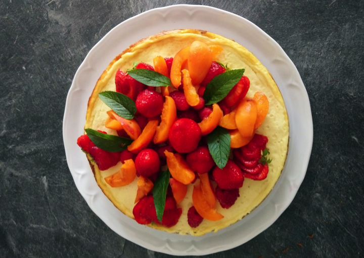 Mon « Cheesecake » comme une tarte, aux fruits de saison et au coulis de framboise