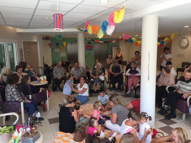 Les aînés de l’EHPAD d’Equemauville reçoivent les tout-petits du Relais Assistante Maternelle.