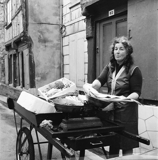 Le maire de Honfleur rend hommage à Madame Jacqueline Roney-Cauchois.