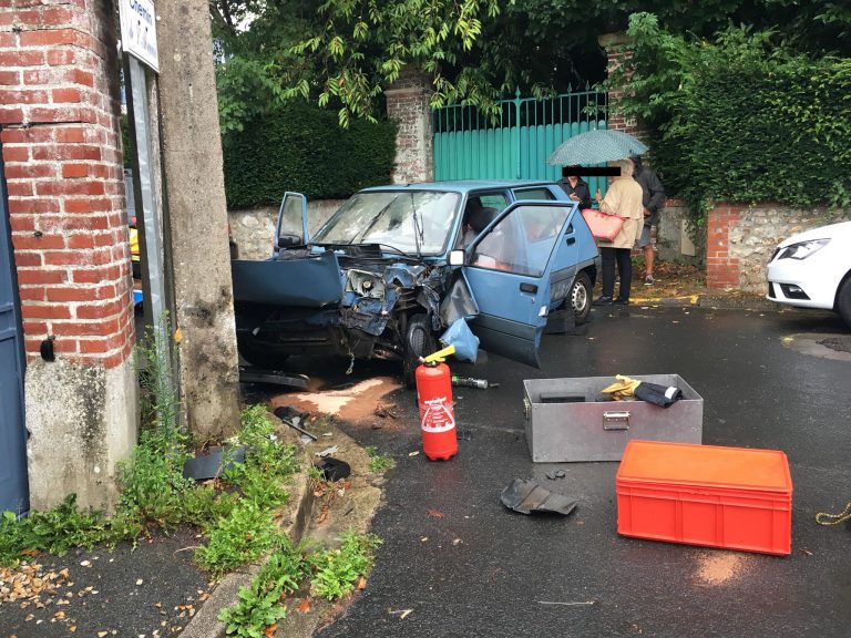 Un accident spectaculaire fait un blessé léger Rue Bourdet