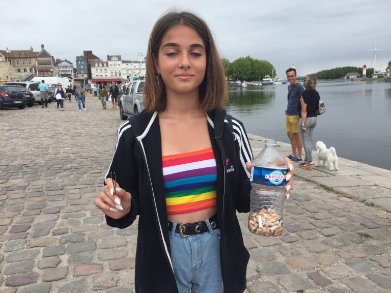 Une jeune vacancière de 15 ans traque les mégots dans les rues de Honfleur.