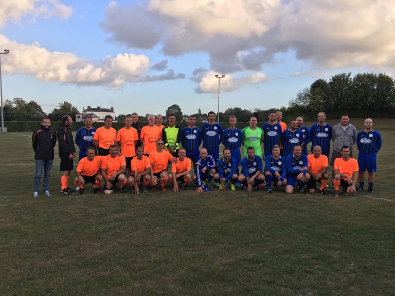 Remise de coupes-vents pour les footballeurs du Pôle Santé de Honfleur-Cricqueboeuf