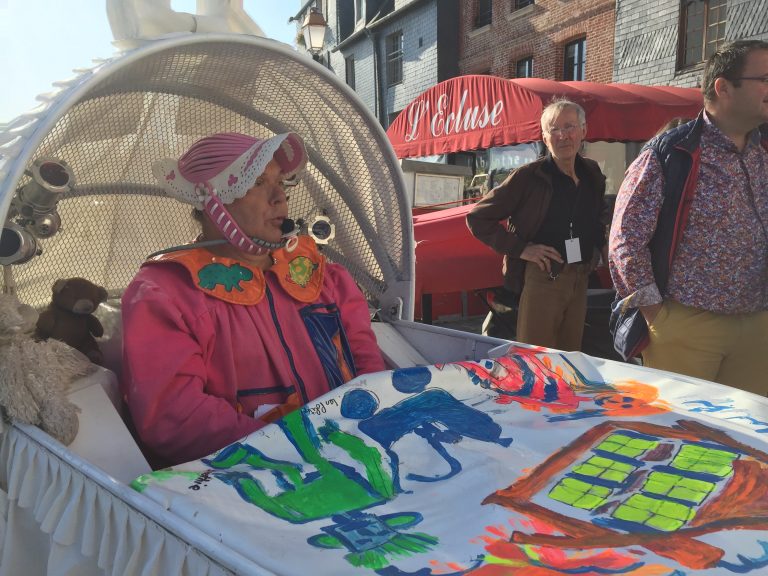 Bébé Charli fait un tabac sur le marché de Honfleur…