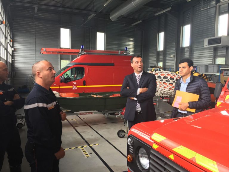 Le député du Calvados, Christophe Blanchet, apporte son soutien aux sapeurs-pompiers honfleurais