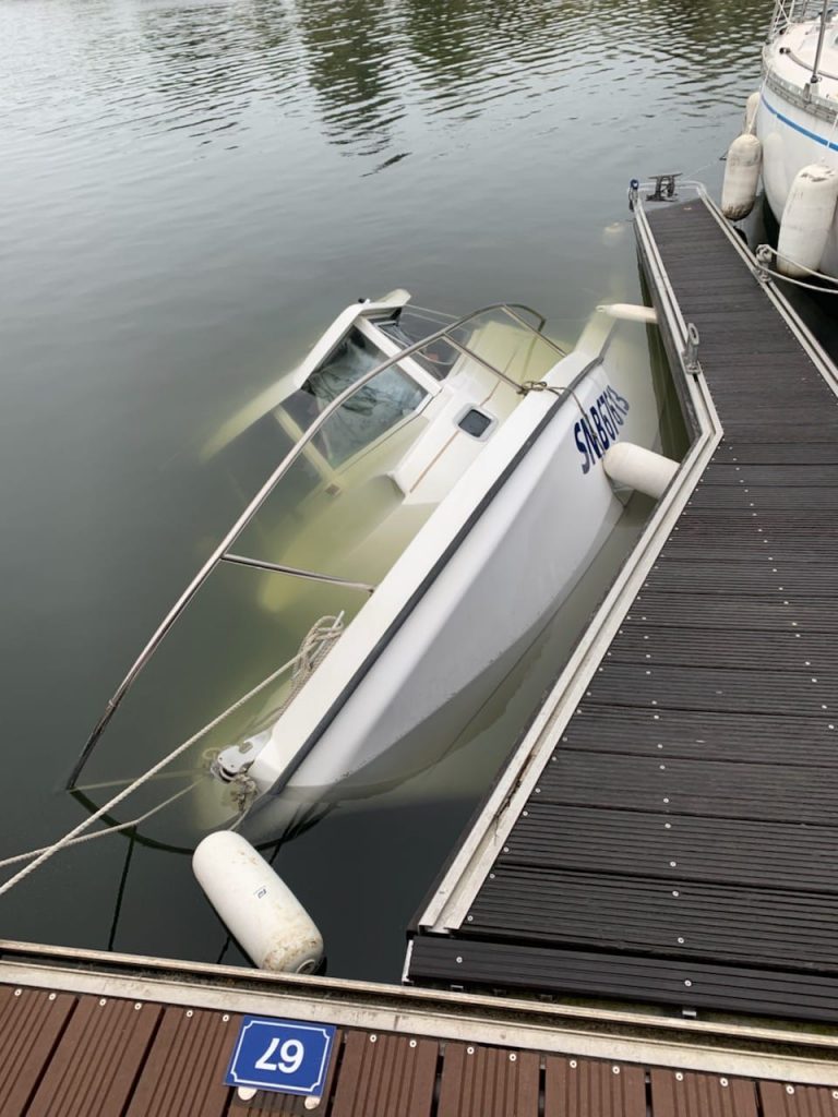 Un bateau coule dans le port de Honfleur