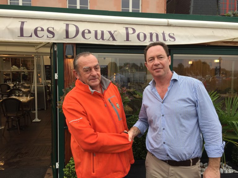 Le restaurant « Les deux Ponts » verse un chèque de solidarité à la SNSM