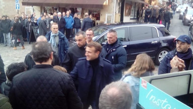 Bain de foule pour le président Macron et son épouse à Honfleur 