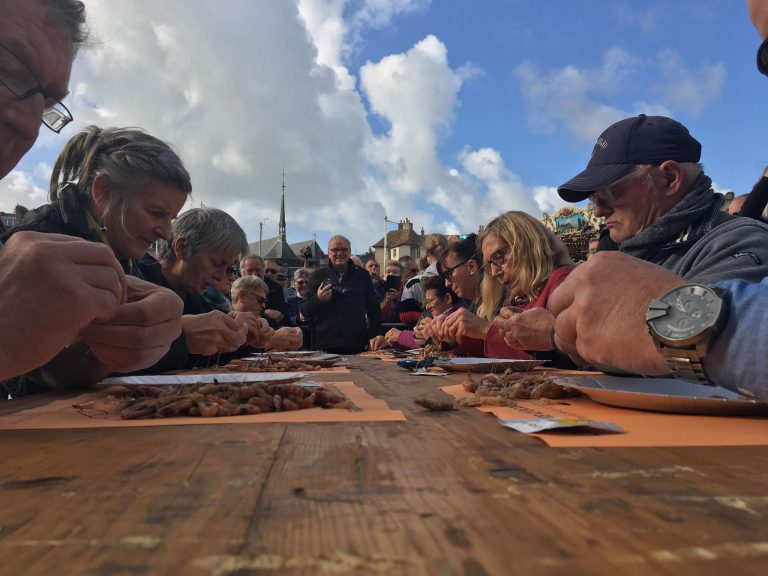 Nicole Badouard remporte le concours d’écalage de crevettes