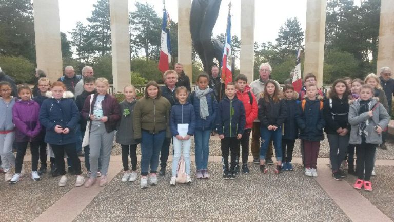 Les élèves de l’école Samuel de Champlain en visite au cimetière militaire de Colleville