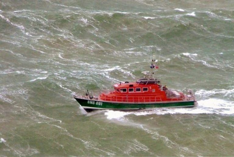 Un bateau de pêche coule au large de Ouistreham, les marins sont sains et saufs
