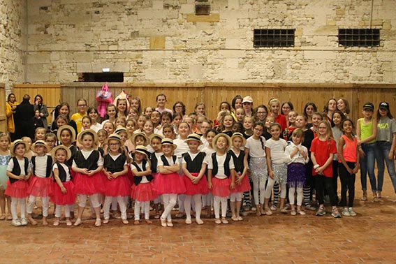 Plus de 400 personnes à la soirée « chants et danses » pour Enfance et Partage