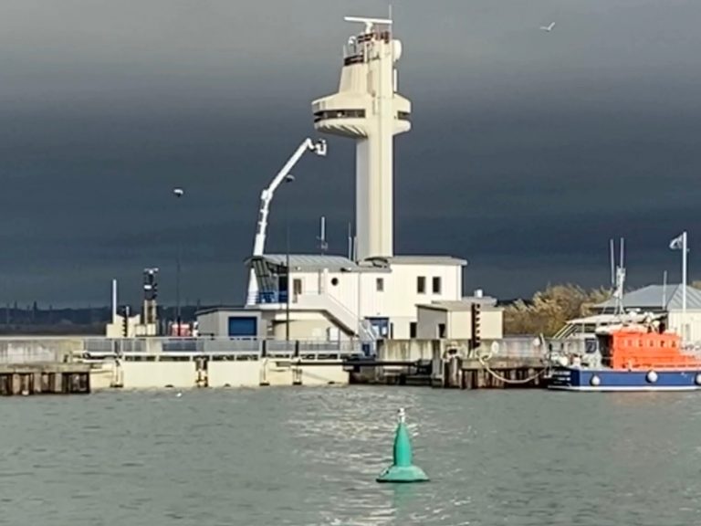 Opération grand nettoyage à la tour radar de Honfleur