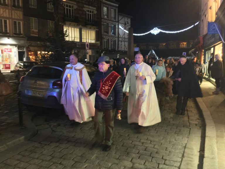 Procession de la lumière dans les rues de Honfleur