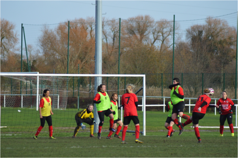 Football: A La Rivière St-Sauveur, les filles aussi ont du ballon