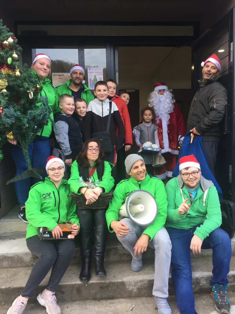 Les lutins de Noël livrent les premiers jouets