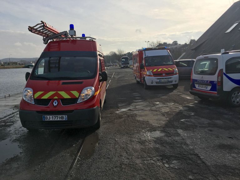 Un homme sauve un chien à l’intérieur d’une voiture tombée à l’eau dans le Bassin l’Est