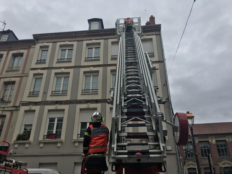 Honfleur : Intervention spectaculaire des sapeurs-pompiers rue de la République