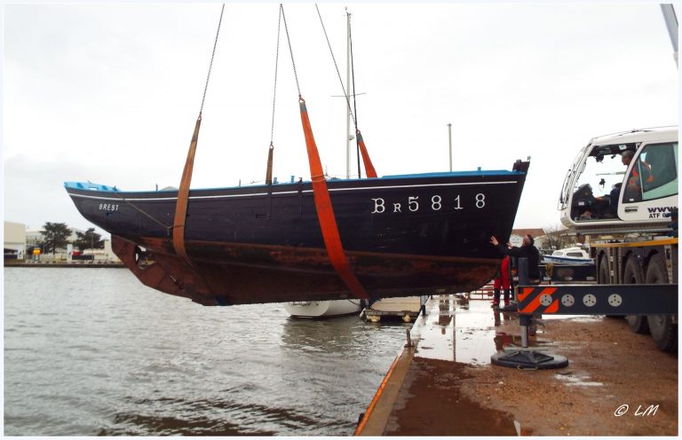 Levage du « François Monique » au Chantier Naval Du Poudreux