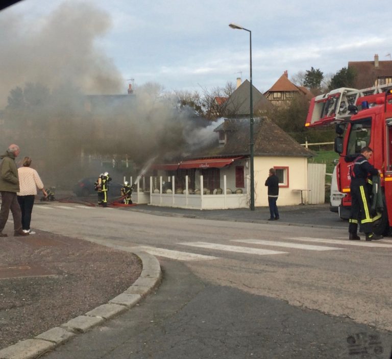 Un violent incendie détruit la toiture d’un restaurant à Villerville
