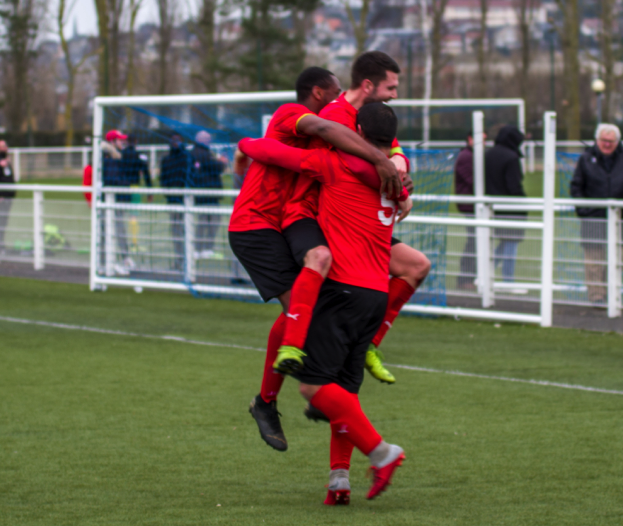 Football : St-Sauveur s’impose contre vents et marées