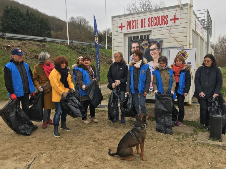 Opération nettoyage de la plage par le Lion’s Club