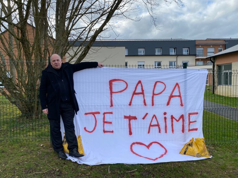 Témoignage d’amour d’un fils à son père devant l’Ehpad d’Equemauville