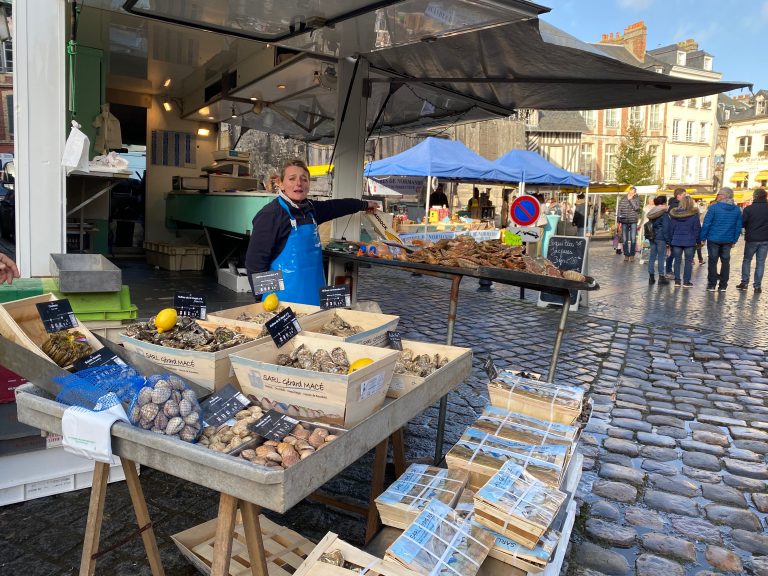 Covid-19 : Le marché alimentaire du samedi maintenu à Honfleur
