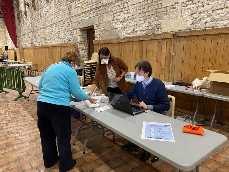 Honfleur : la discipline est de mise pour la distribution des masques