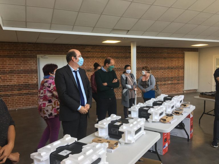 Remise d’ordinateurs pour les élèves des quartiers prioritaires