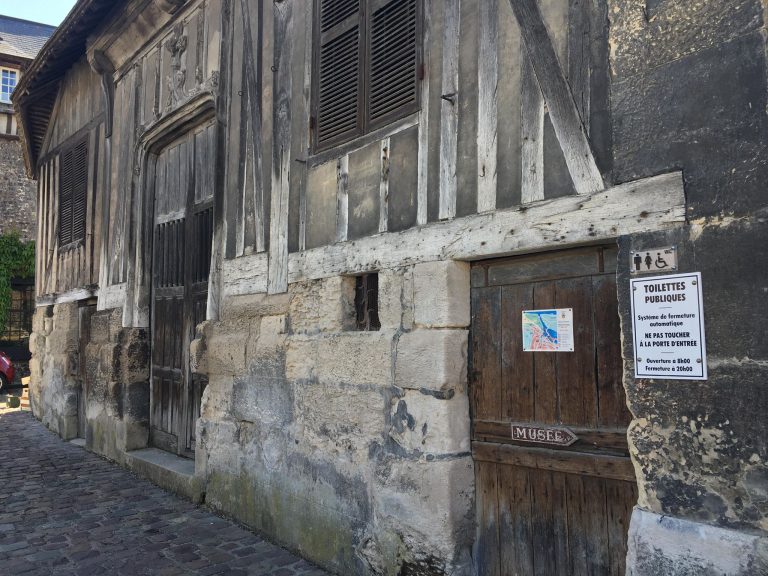 Les toilettes publiques rouvrent à Honfleur…