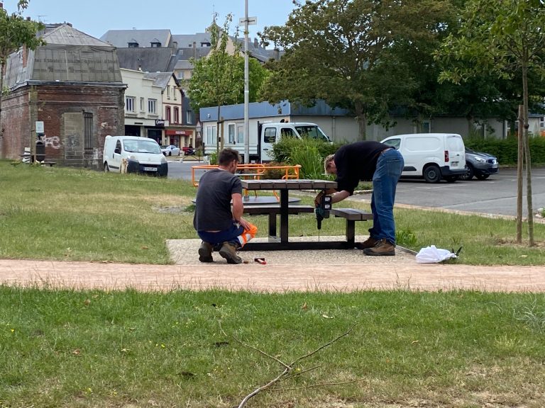 La ville de Honfleur installe des tables pour valides et handicapés