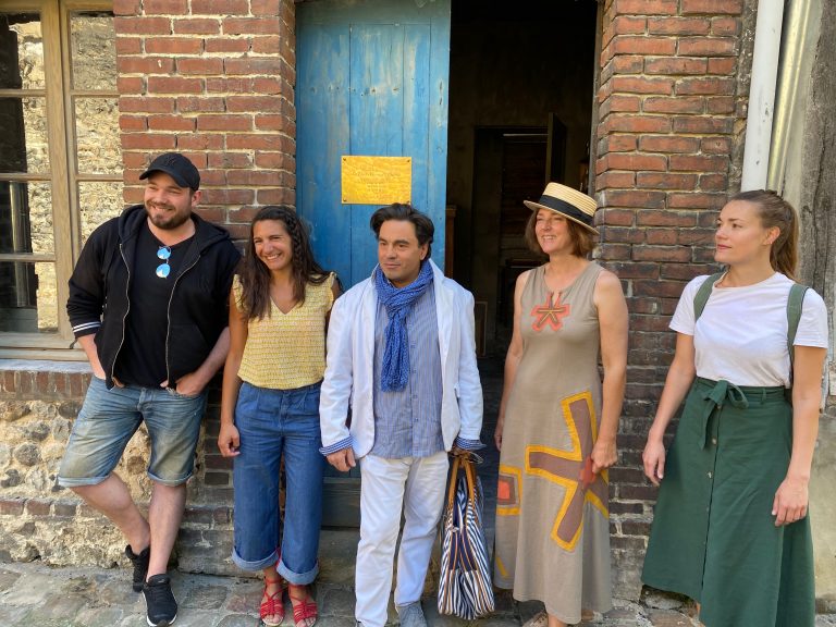 Le chanteur Frédéric Longbois visite le « Petit musée d’Alphonse Allais »