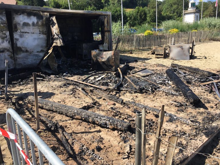 La paillote de la plage du Butin complètement détruite par un incendie