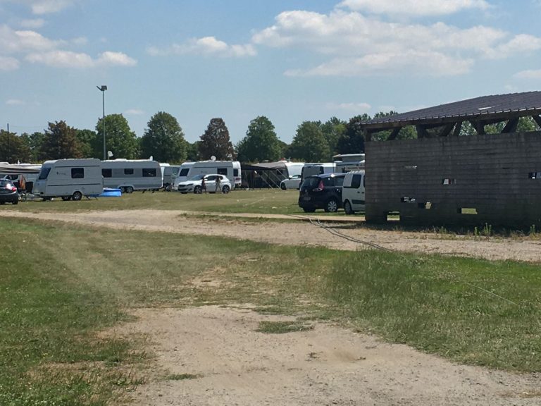 Une cinquantaine de caravanes envahissent les terrains de foot de Honfleur