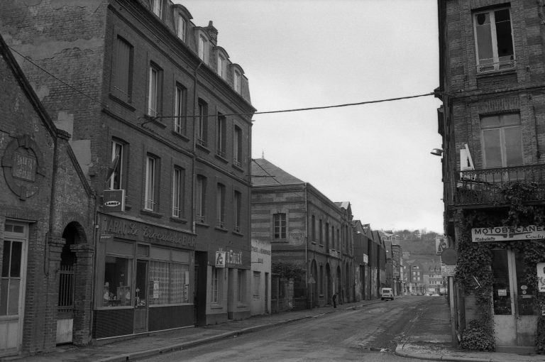 Le maire de Honfleur rend hommage à Madame Grégori.