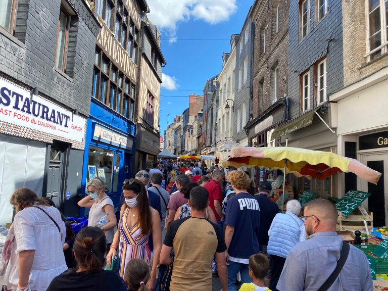 Distanciation obligatoire sur les marchés et annulation des fêtes foraines
