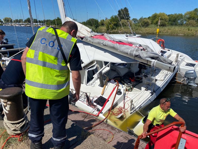 Importante voie d’eau à bord d’un catamaran dans le bassin Carnot de Honfleur…