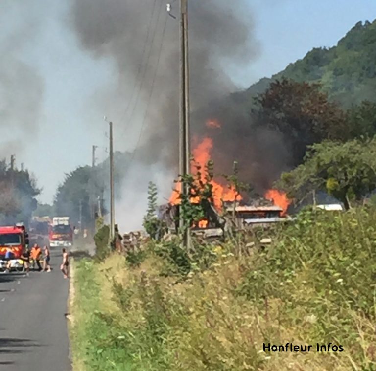 Spectaculaire incendie à Fiquefleur-Equainville, trois chaumières en feu…
