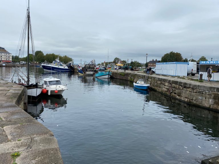 Les petits bateaux de pêche ou de plaisance priés de quitter le port de Honfleur