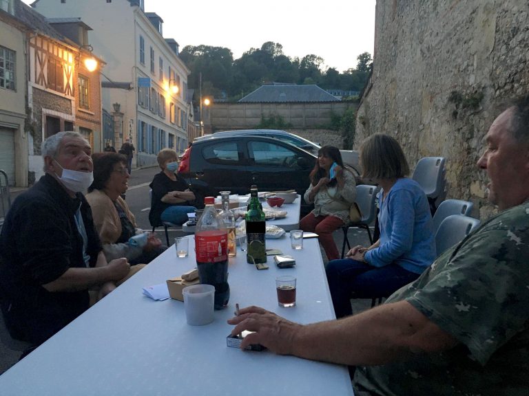 Une fête des voisins en petit comité place Eugène Boudin.