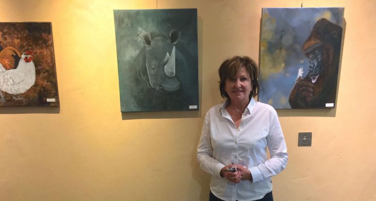 Christiane Breton expose dans le hall de la mairie