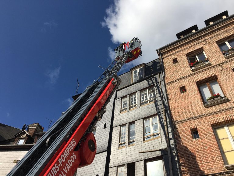 Intervention sur les toits de Honfleur pour les sapeurs-pompiers