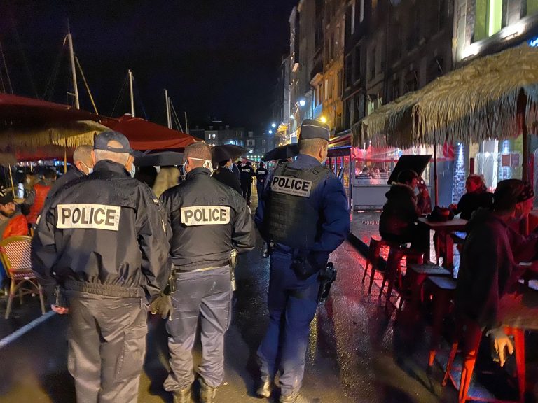 La sous-préfète de Lisieux contrôle les bars et restaurants de Honfleur