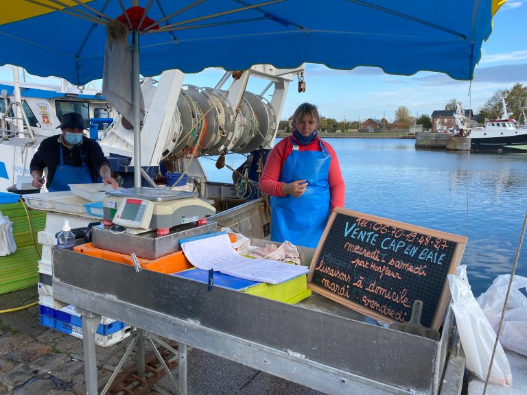 Vente de poissons depuis le chalutier « Cap en Baie » à Honfleur