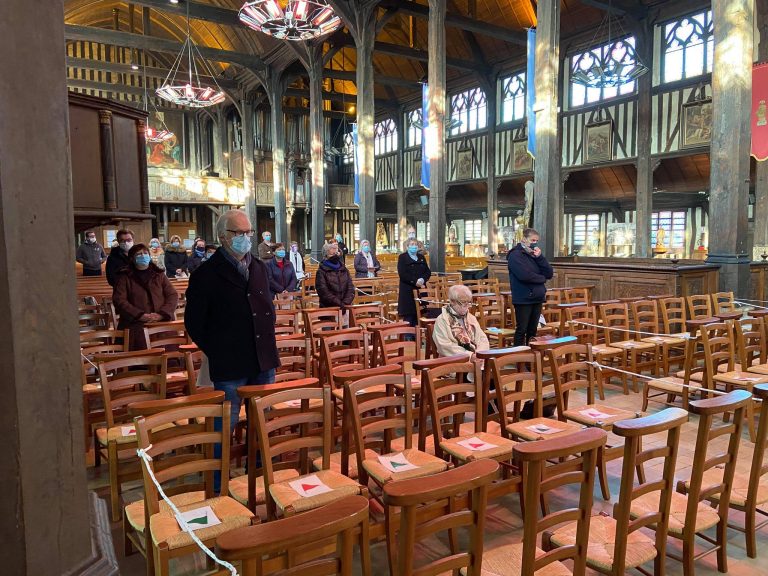 Honfleur : Un office religieux sous confinement