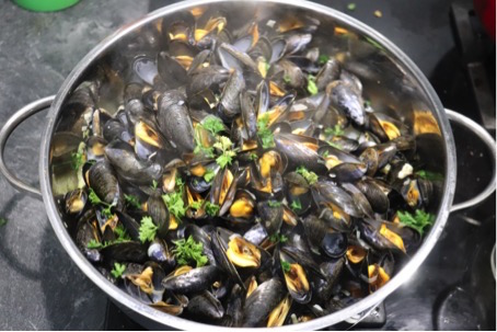 Les Moules à la crème et aux petits légumes