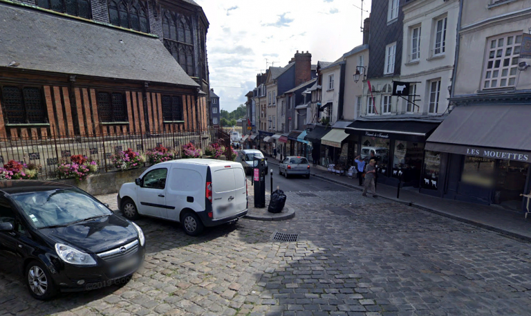 Des chaises pour les clients devant les commerces non essentiels