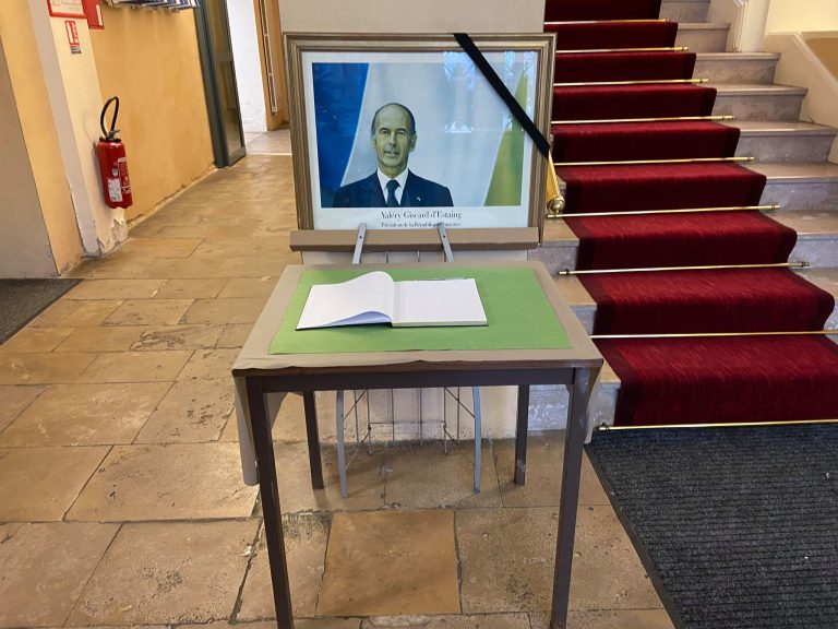 Un registre à la mémoire de Valery Giscard d’Estaing à la mairie de Honfleur
